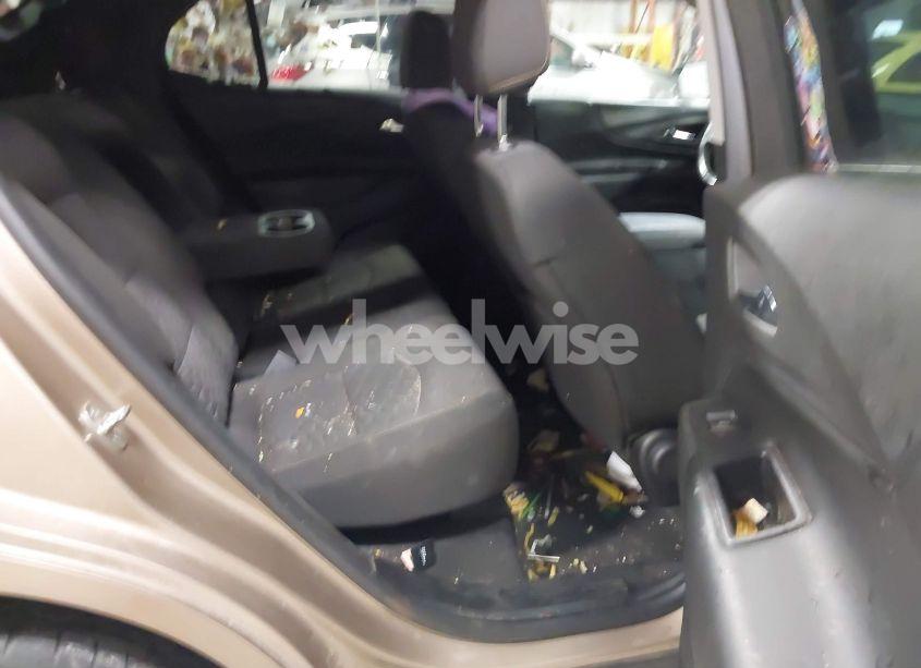 Photo 8 of 2018 Chevrolet Equinox LT (VIN 2GNAXJEV0J6333163)