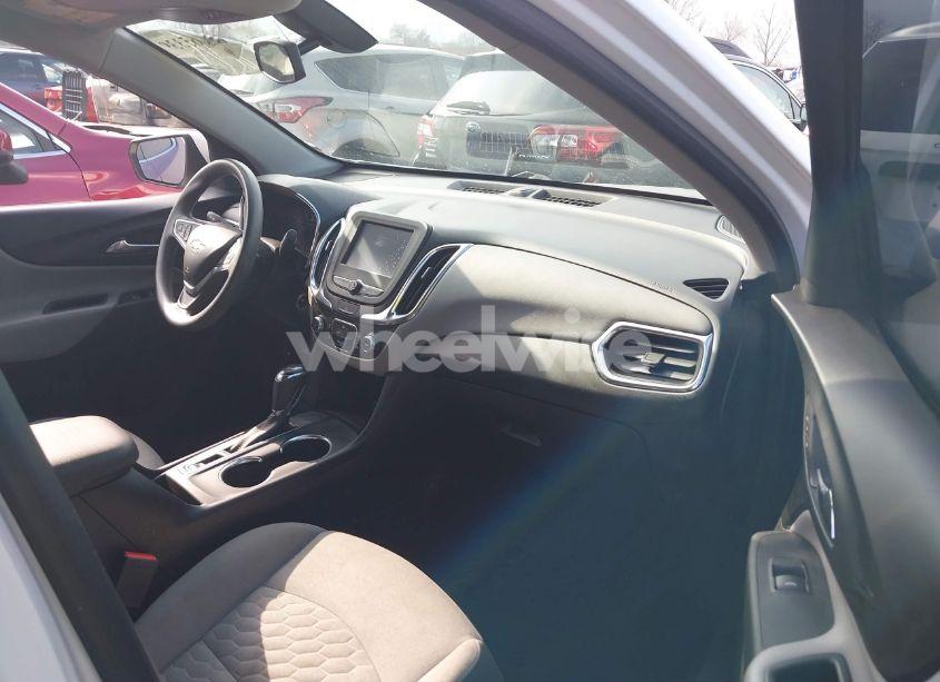 Photo 5 of 2018 Chevrolet Equinox LT (VIN 2GNAXJEV1J6237574)