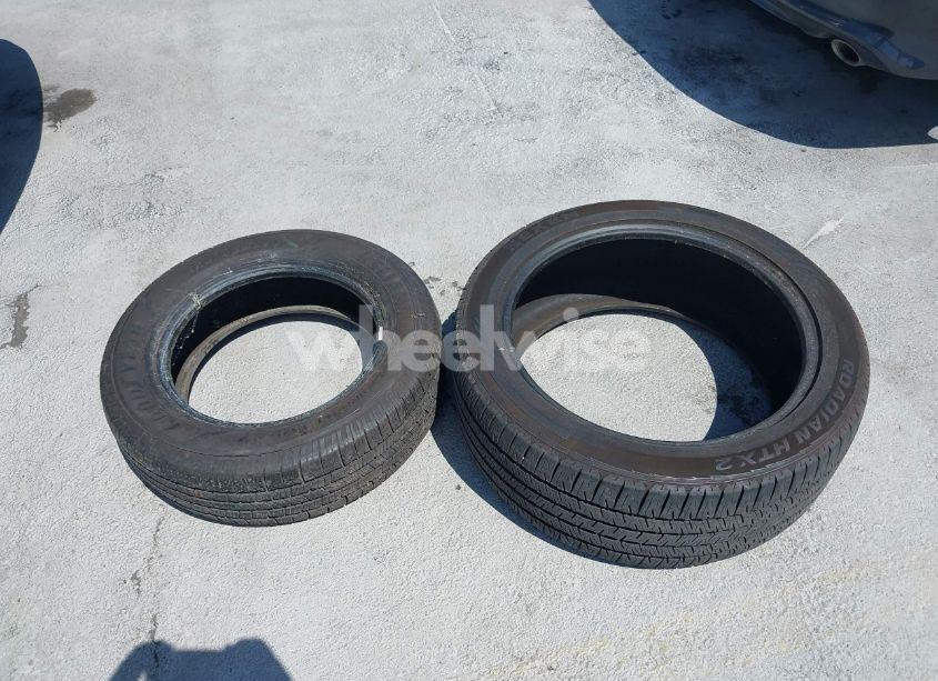 Photo 12 of 2018 Chevrolet Equinox LT (VIN 2GNAXJEV2J6301282)