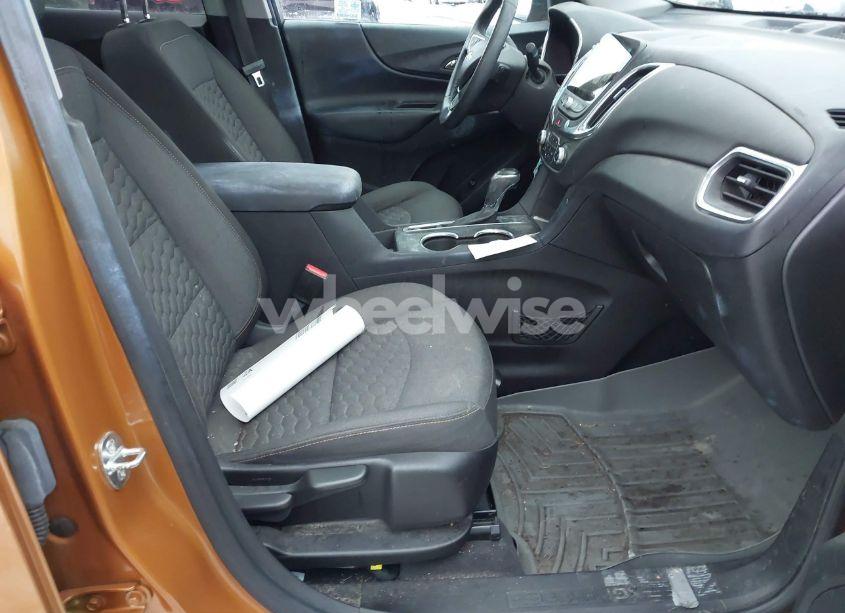 Photo 5 of 2018 Chevrolet Equinox LT (VIN 2GNAXJEV3J6101723)