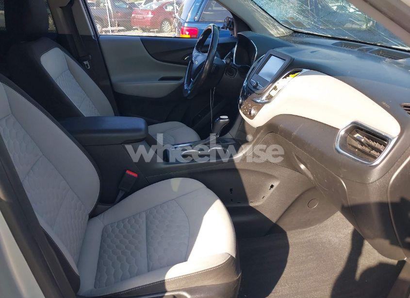 Photo 5 of 2018 Chevrolet Equinox LT (VIN 2GNAXJEV3J6235602)