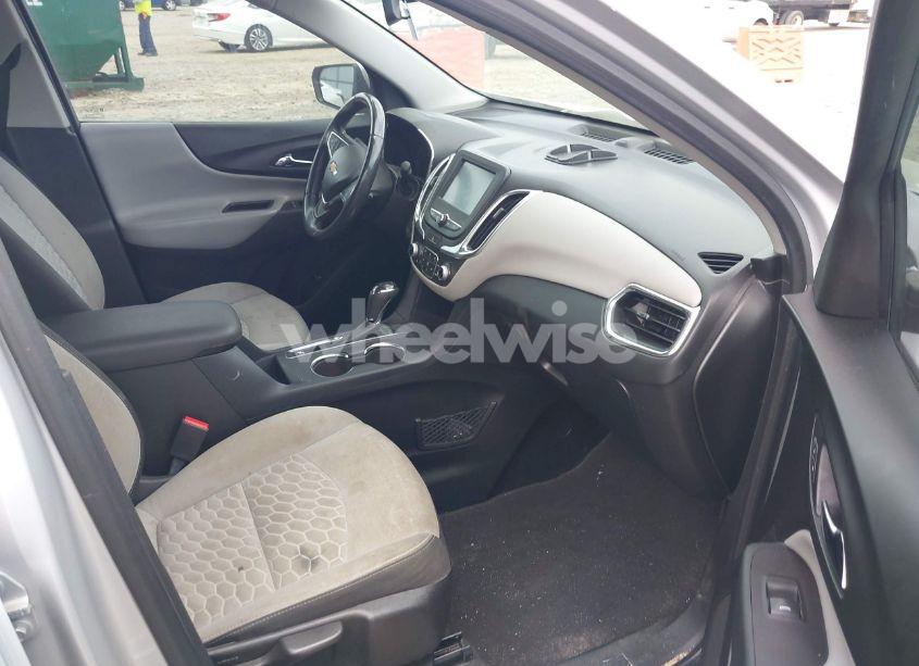 Photo 5 of 2018 Chevrolet Equinox LT (VIN 2GNAXJEV3J6274612)