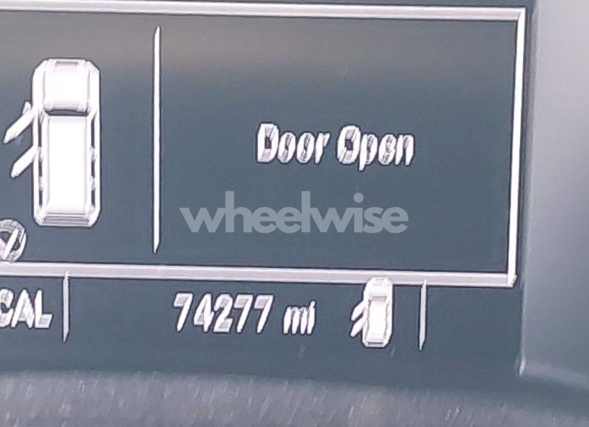 Photo 15 of 2018 Chevrolet Equinox LT (VIN 2GNAXJEV4J6288325)