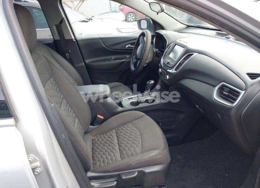 Photo 5 of 2018 Chevrolet Equinox LT (VIN 2GNAXJEV4J6331609)