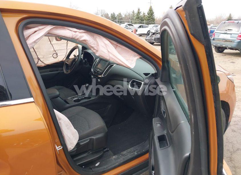 Photo 5 of 2018 Chevrolet Equinox LT (VIN 2GNAXJEV5J6106261)