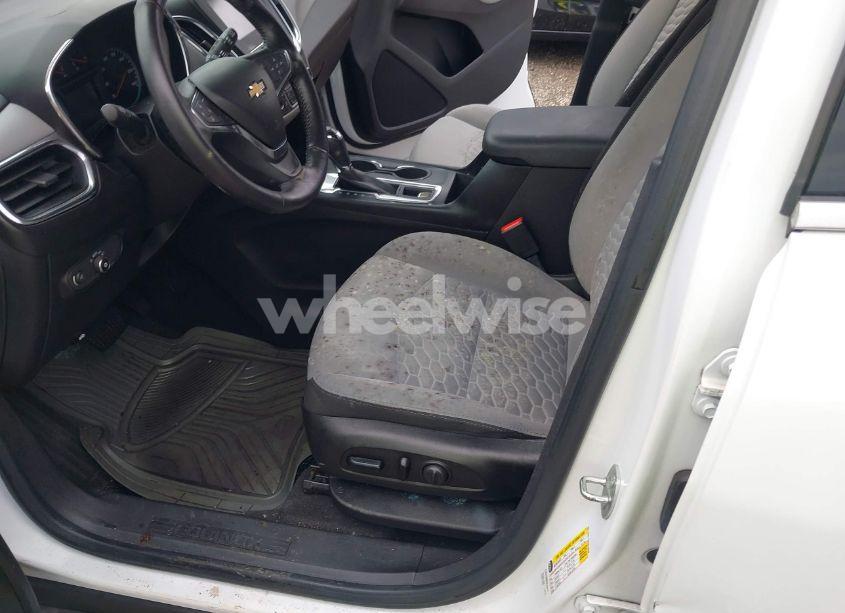 Photo 6 of 2018 Chevrolet Equinox LT (VIN 2GNAXJEV5J6118538)