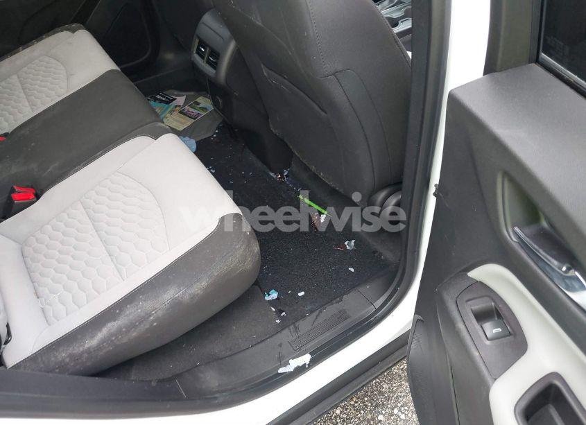 Photo 8 of 2018 Chevrolet Equinox LT (VIN 2GNAXJEV5J6118538)