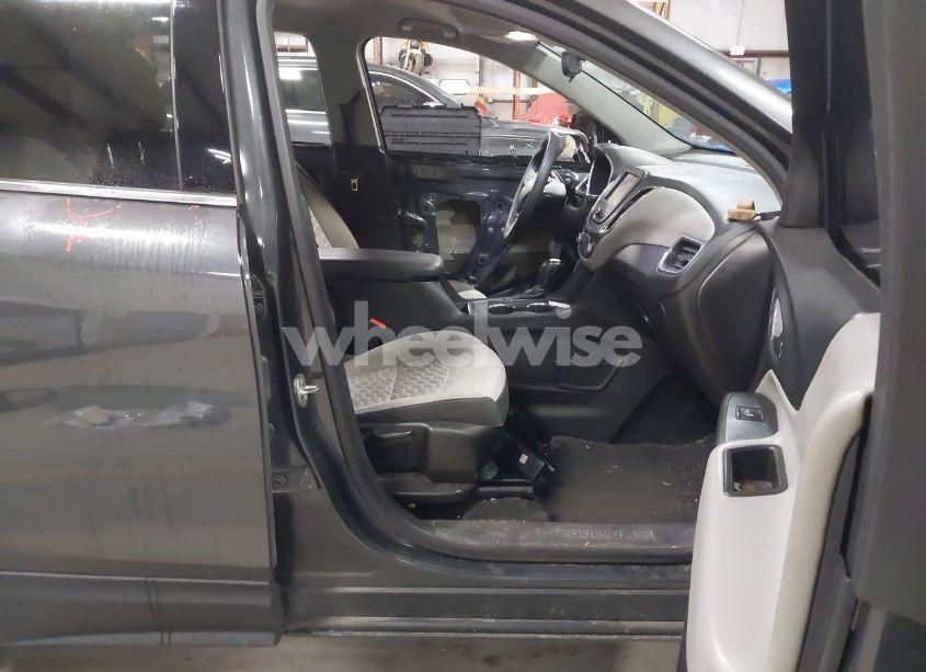 Photo 5 of 2018 Chevrolet Equinox LT (VIN 2GNAXJEV5J6286888)