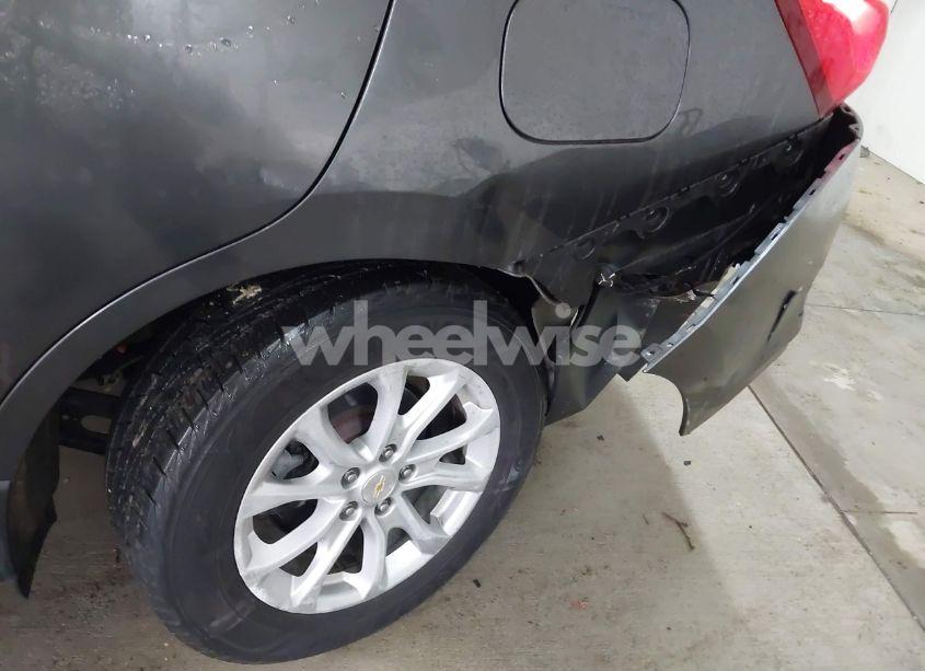 Photo 6 of 2018 Chevrolet Equinox LT (VIN 2GNAXJEV5J6328590)