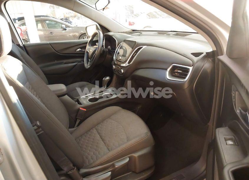 Photo 5 of 2018 Chevrolet Equinox LT (VIN 2GNAXJEV6J6209043)