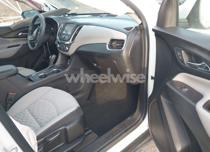 Photo 5 of 2018 Chevrolet Equinox LT (VIN 2GNAXJEV6J6241670)