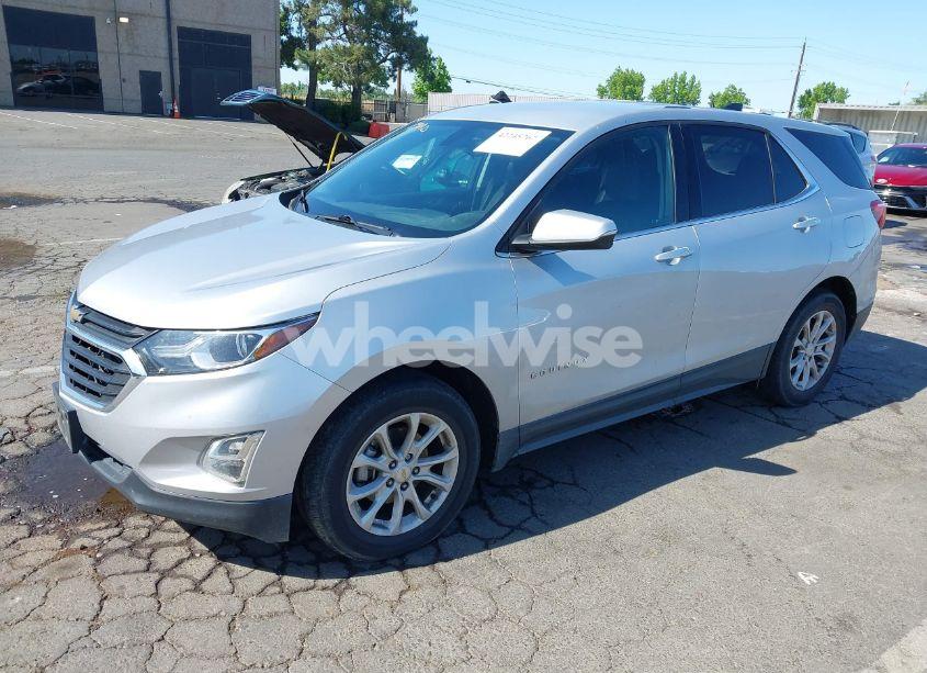 Photo 2 of 2018 Chevrolet Equinox LT (VIN 2GNAXJEV6J6283109)