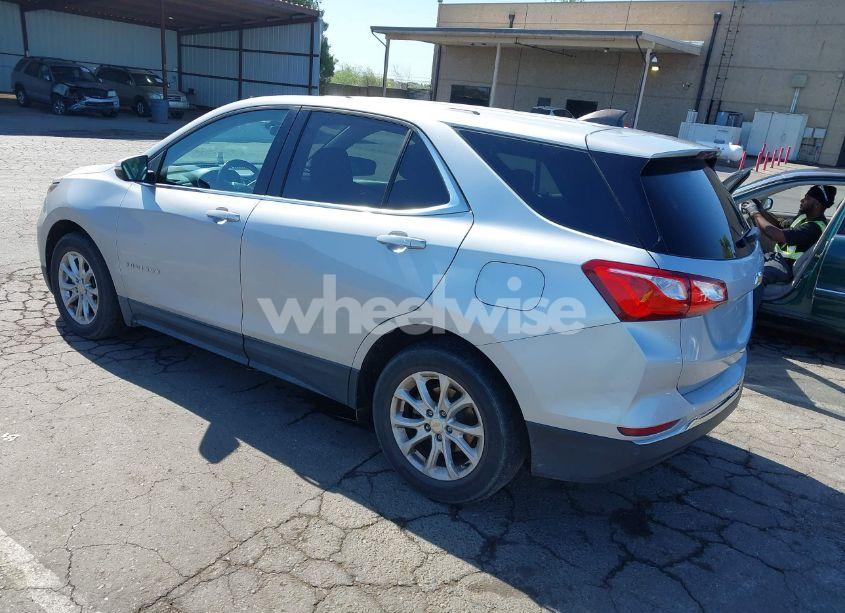 Photo 3 of 2018 Chevrolet Equinox LT (VIN 2GNAXJEV6J6283109)