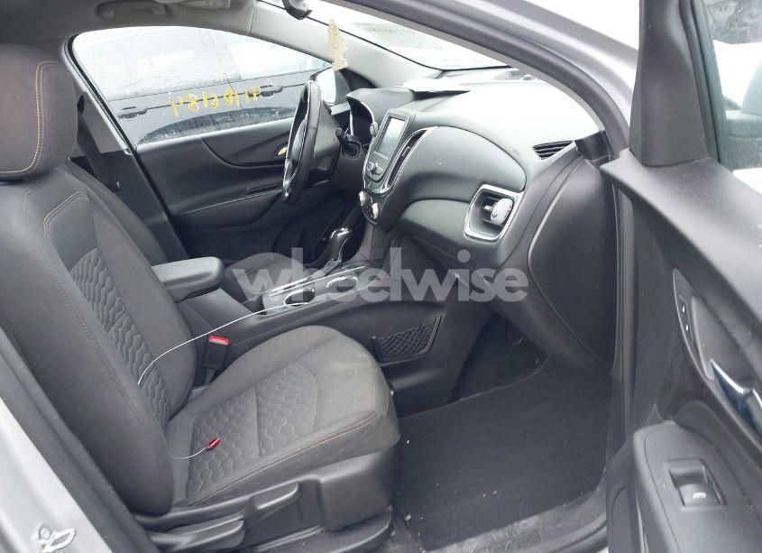 Photo 5 of 2018 Chevrolet Equinox LT (VIN 2GNAXJEV7J6163450)