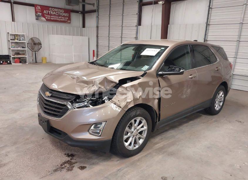 Photo 2 of 2018 Chevrolet Equinox LT (VIN 2GNAXJEV8J6260026)
