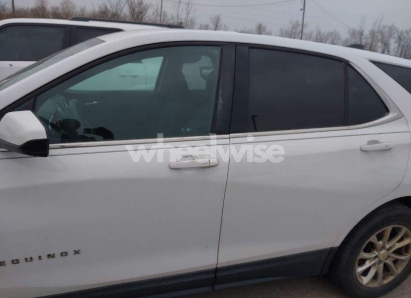 Photo 15 of 2018 Chevrolet Equinox LT (VIN 2GNAXJEV9J6112533)