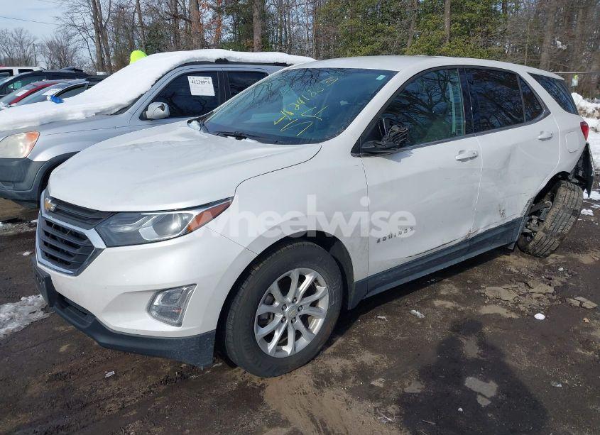 Photo 2 of 2018 Chevrolet Equinox LT (VIN 2GNAXJEV9J6302736)