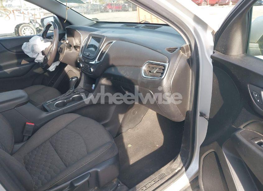 Photo 5 of 2019 Chevrolet Equinox LT (VIN 2GNAXKEV1K6263566)
