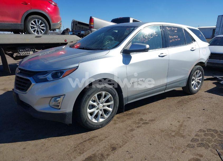 Photo 2 of 2019 Chevrolet Equinox LT (VIN 2GNAXKEV5K6182599)