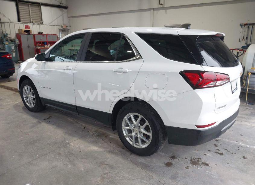 Photo 3 of 2022 Chevrolet Equinox FWD LT (VIN 2GNAXKEV8N6118013)