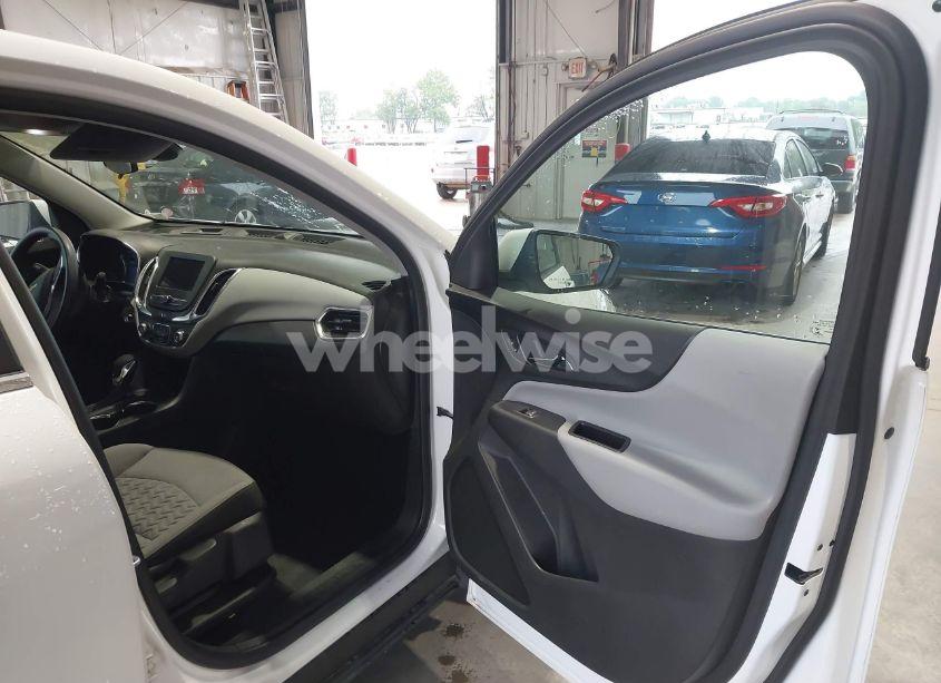 Photo 5 of 2022 Chevrolet Equinox FWD LT (VIN 2GNAXKEV8N6118013)