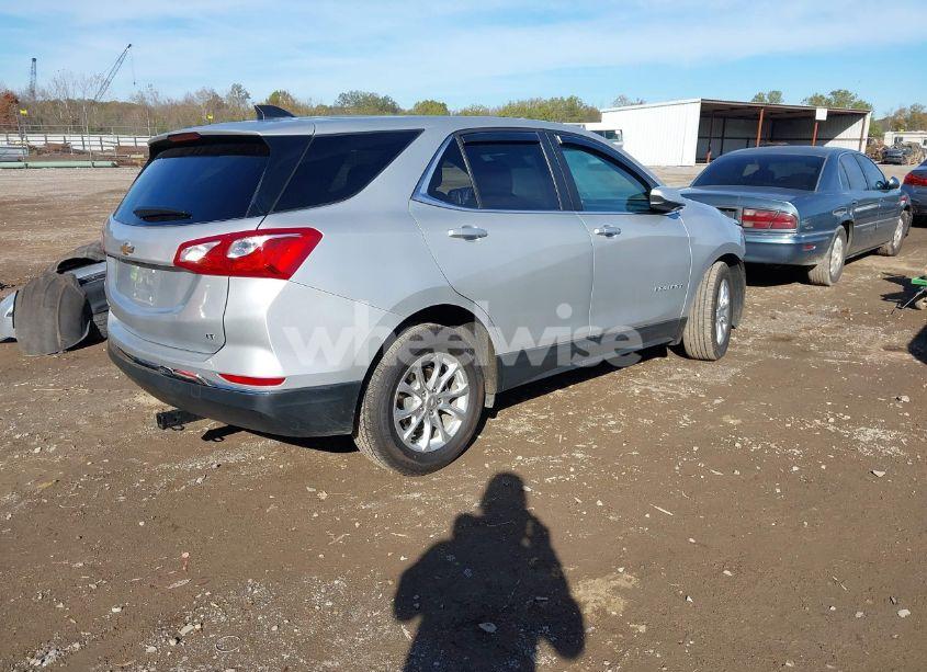 Photo 4 of 2021 Chevrolet Equinox FWD LT (VIN 2GNAXKEV9M6100358)