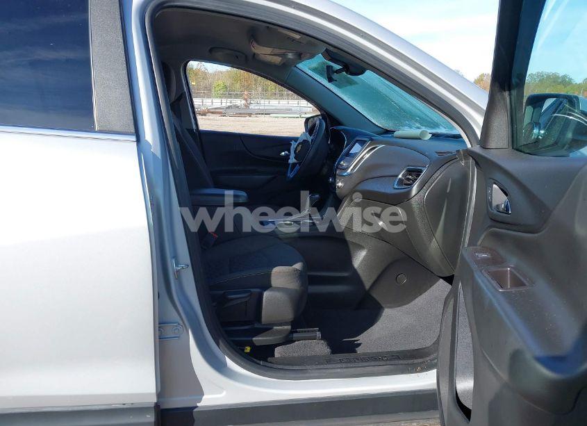 Photo 5 of 2021 Chevrolet Equinox FWD LT (VIN 2GNAXKEV9M6100358)