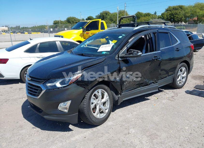 Photo 2 of 2018 Chevrolet Equinox LT (VIN 2GNAXKEX5J6320898)