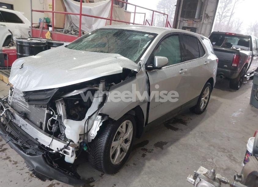 Photo 2 of 2018 Chevrolet Equinox LT (VIN 2GNAXKEX6J6204271)