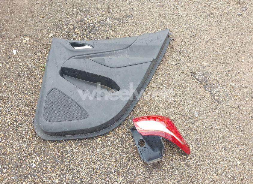 Photo 12 of 2018 Chevrolet Equinox LT (VIN 2GNAXKEX8J6189045)