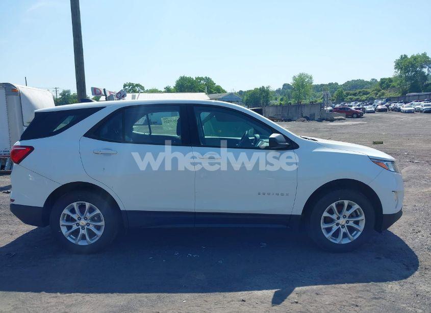 Photo 13 of 2018 Chevrolet Equinox LS (VIN 2GNAXREV0J6311176)