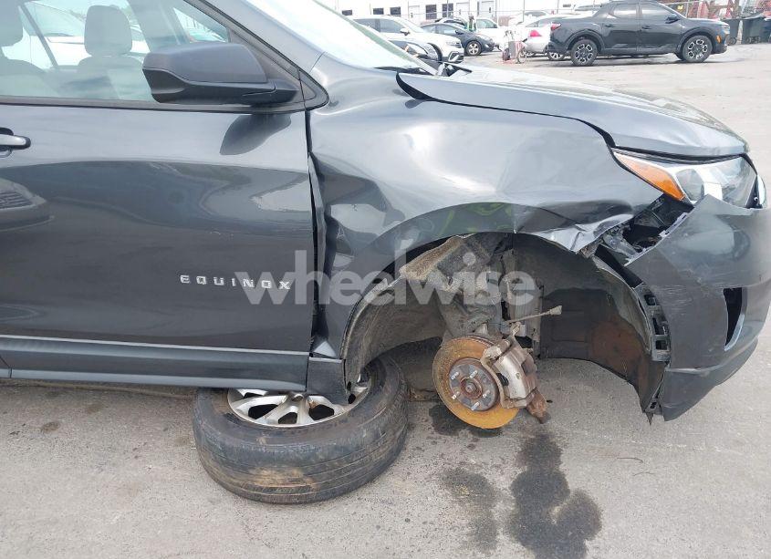 Photo 6 of 2018 Chevrolet Equinox LS (VIN 2GNAXREV2J6252664)