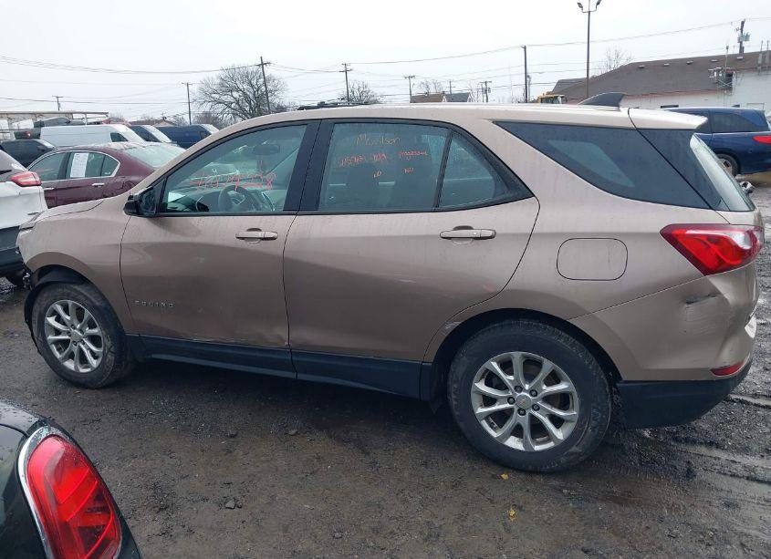 Photo 14 of 2018 Chevrolet Equinox LS (VIN 2GNAXREV5J6309729)
