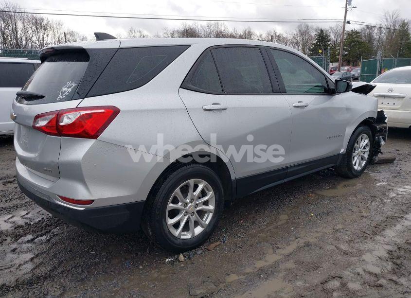 Photo 4 of 2018 Chevrolet Equinox LS (VIN 2GNAXREV9J6125703)