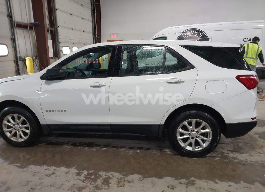 Photo 15 of 2018 Chevrolet Equinox LS (VIN 2GNAXREV9J6140234)