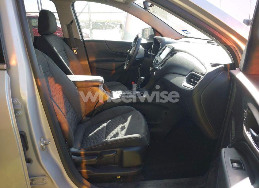 Photo 5 of 2018 Chevrolet Equinox LT (VIN 2GNAXSEV0J6212946)