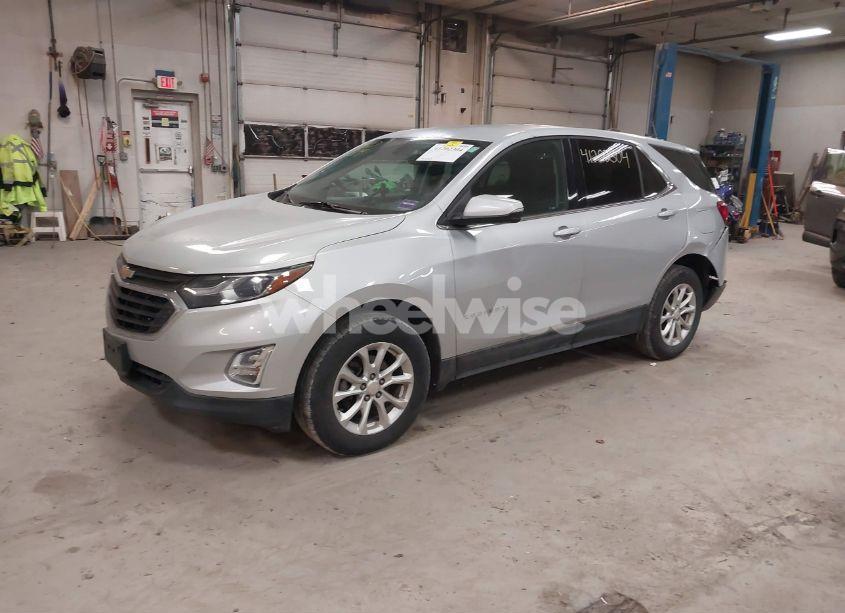 Photo 2 of 2018 Chevrolet Equinox LT (VIN 2GNAXSEV1J6134466)