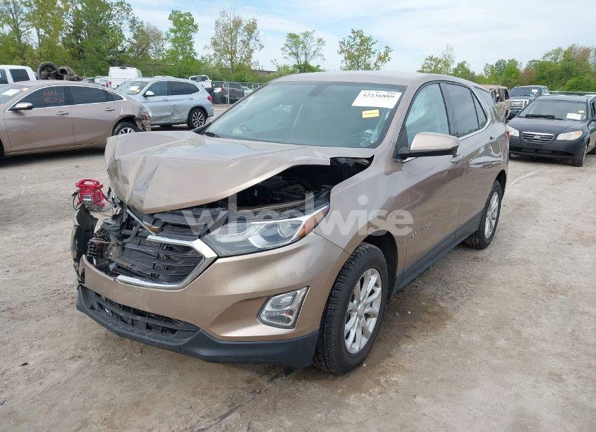 Photo 2 of 2018 Chevrolet Equinox LT (VIN 2GNAXSEV2J6165662)
