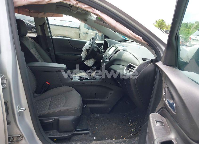 Photo 5 of 2018 Chevrolet Equinox LT (VIN 2GNAXSEV3J6157859)