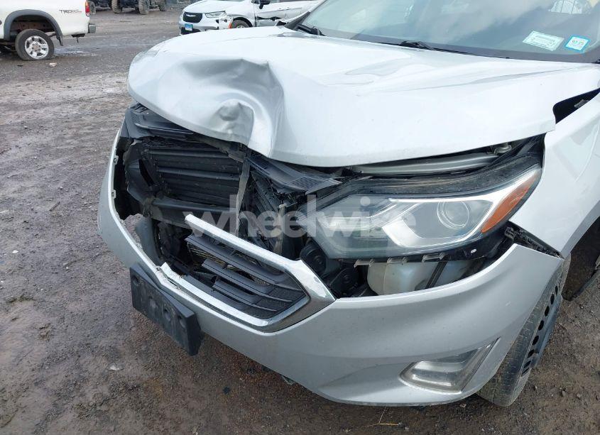 Photo 6 of 2018 Chevrolet Equinox LT (VIN 2GNAXSEV3J6157859)
