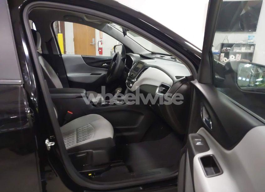 Photo 5 of 2022 Chevrolet Equinox AWD LS (VIN 2GNAXSEV5N6100858)