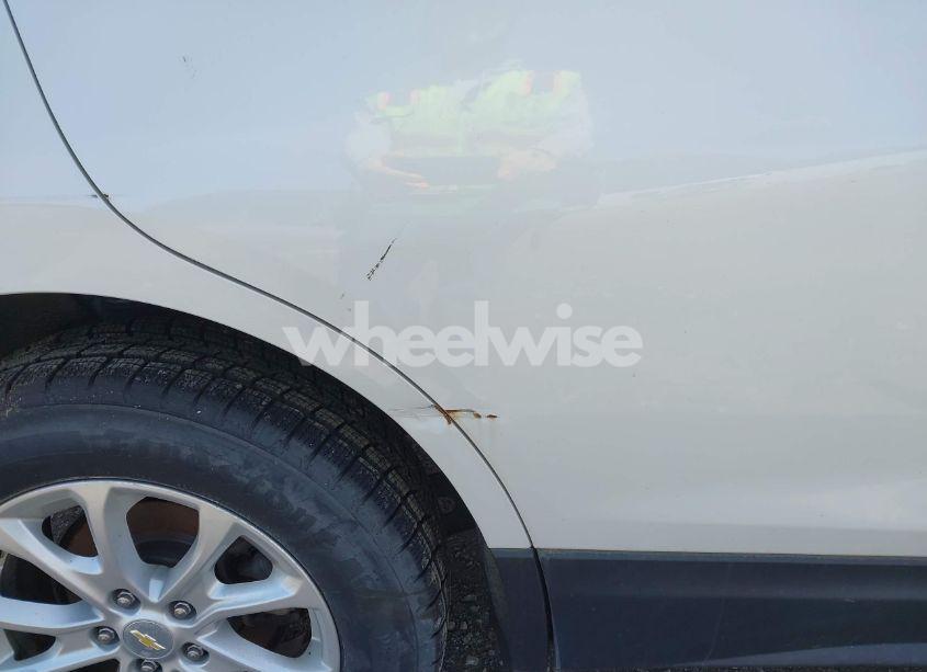 Photo 6 of 2018 Chevrolet Equinox LT (VIN 2GNAXSEV6J6170993)