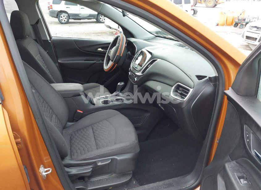 Photo 5 of 2018 Chevrolet Equinox LT (VIN 2GNAXSEV7J6101794)