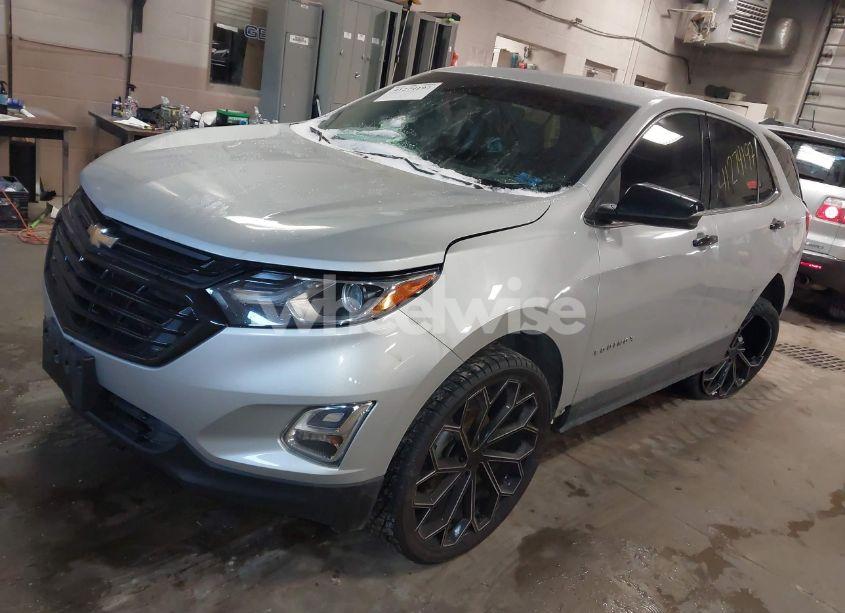 Photo 2 of 2018 Chevrolet Equinox LT (VIN 2GNAXSEV8J6305679)