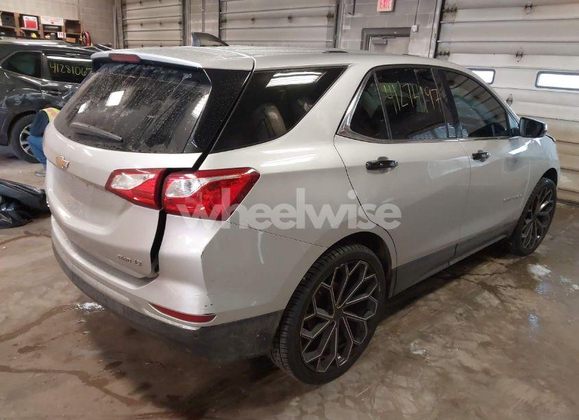 Photo 4 of 2018 Chevrolet Equinox LT (VIN 2GNAXSEV8J6305679)