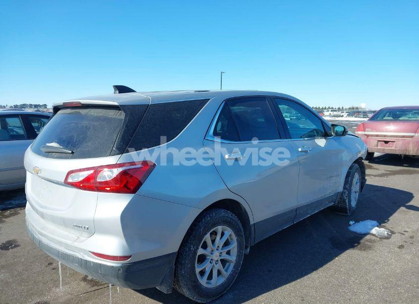 Photo 4 of 2018 Chevrolet Equinox LT (VIN 2GNAXSEV9J6350260)