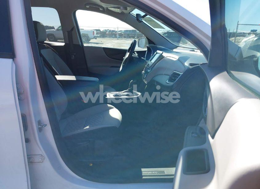 Photo 5 of 2019 Chevrolet Equinox LS (VIN 2GNAXSEV9K6264786)