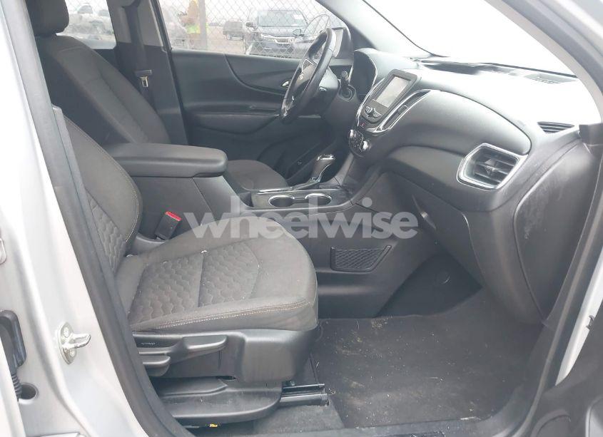 Photo 5 of 2018 Chevrolet Equinox LT (VIN 2GNAXSEVXJ6250927)