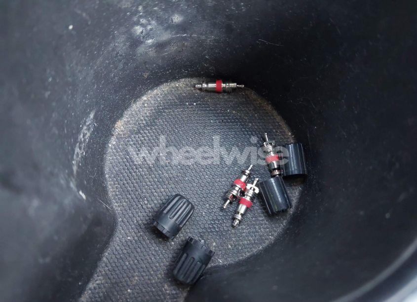 Photo 12 of 2018 Chevrolet Equinox LT (VIN 2GNAXSEVXJ6290473)