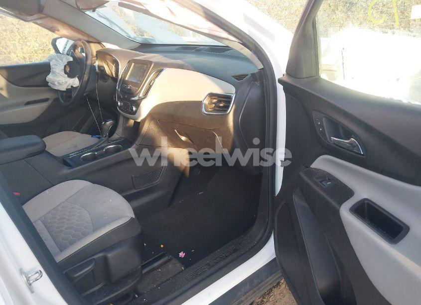 Photo 5 of 2018 Chevrolet Equinox LT (VIN 2GNAXTEX1J6177132)